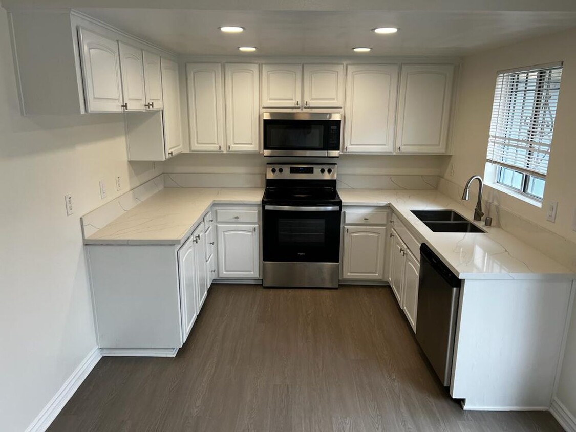 Foto principal - 2 Bedroom Remodeled Townhome with Patio/Ya...