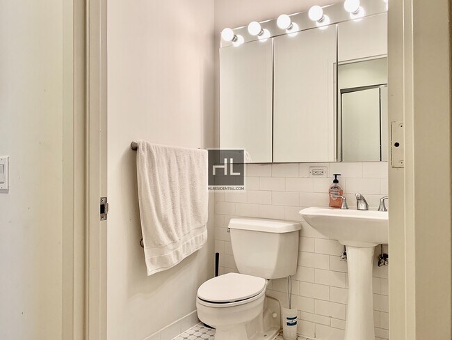 Building Photo - Spacious & Sunny Studio in Financial Distr...