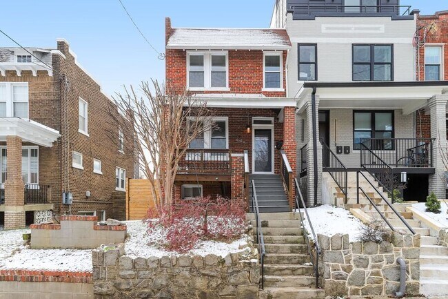 Foto del edificio - 645 Girard St NE