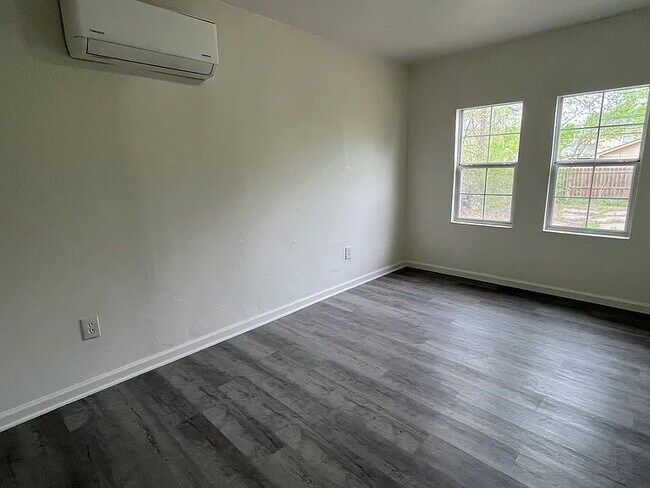 Foto del edificio - 2130 N Stonewall Ave