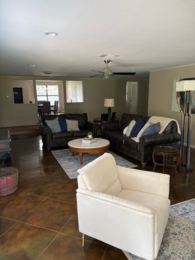 Building Photo - 3644 W Seminary Dr