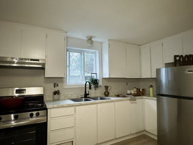Building Photo - 672 Lalonde St