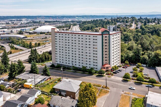 Building Photo - 2-Bedroom Condo in Tacoma with Sprawling V...