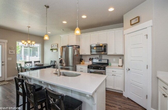 Foto del edificio - 4-Bedroom 3.5 Bathroom in Bluffdale