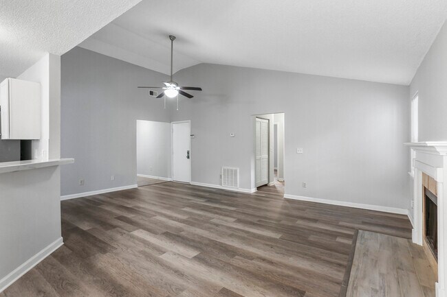 Foto del edificio - 1045 Forest W Ct