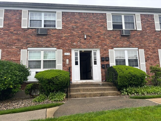 Building Photo - 51 Doxbury Ln