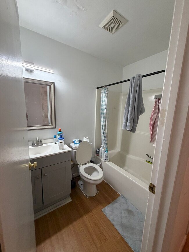 Foto del edificio - Available for the 2026-2027 lease term.