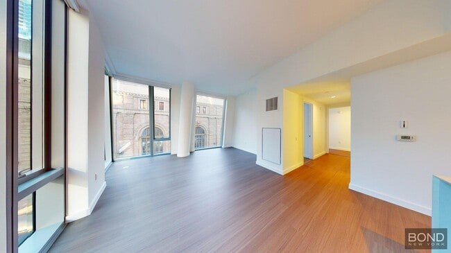 Building Photo - 635 W 59th St