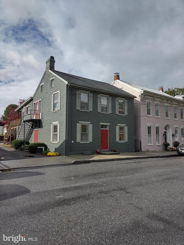 Building Photo - 113 Front St
