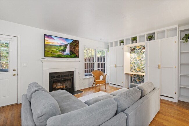 Building Photo - Woodcroft Furnished Townhome! Utilities in...