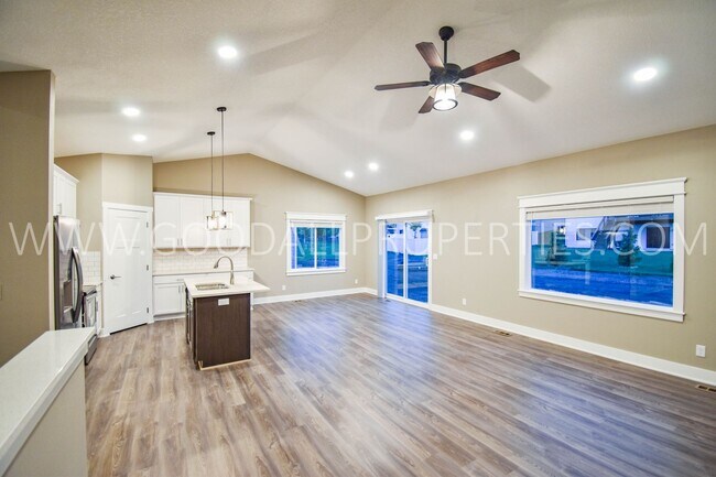 Foto del edificio - 4 Bedroom Ranch in Clive with finished Bas...