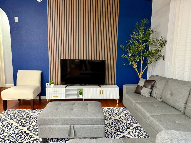 Building Photo - 860 N Orange Ave