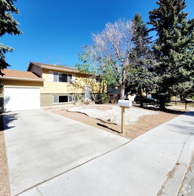 Building Photo - 5570 Tomah Dr