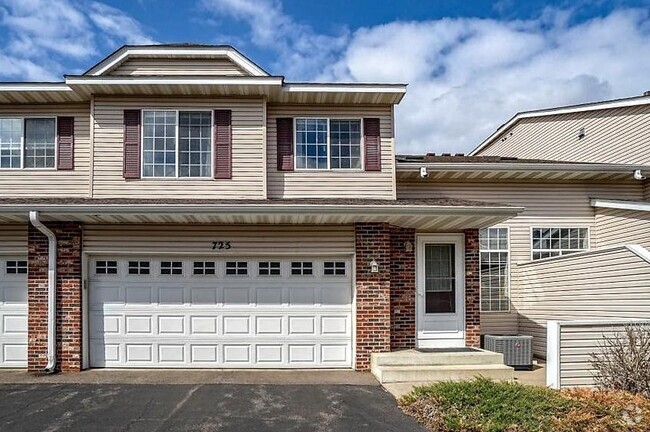 Building Photo - 725 Evergreen Cir