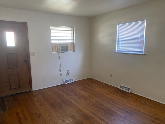 Building Photo - One Bedroom in Roxana