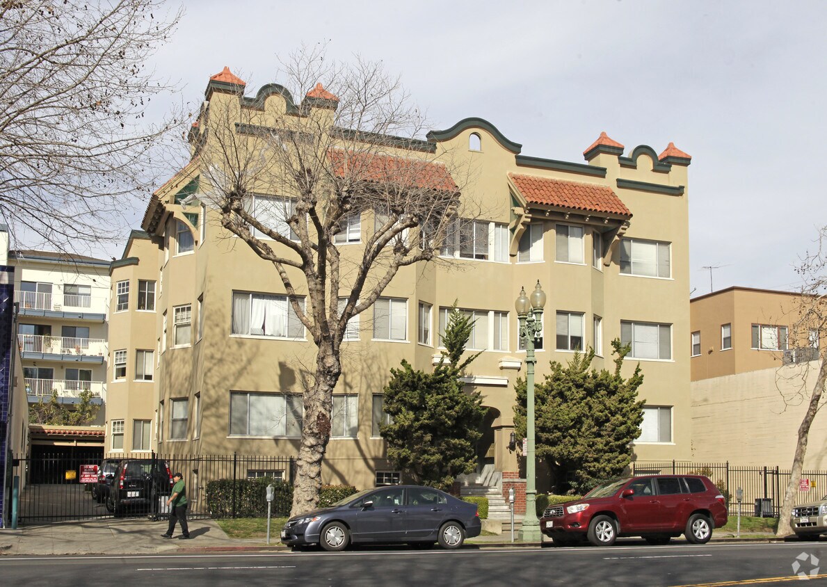 Building Photo - 390 Grand Ave