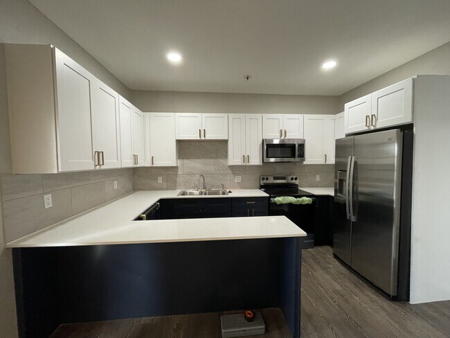 Foto del edificio - Room in Condo on Carpenter Ave