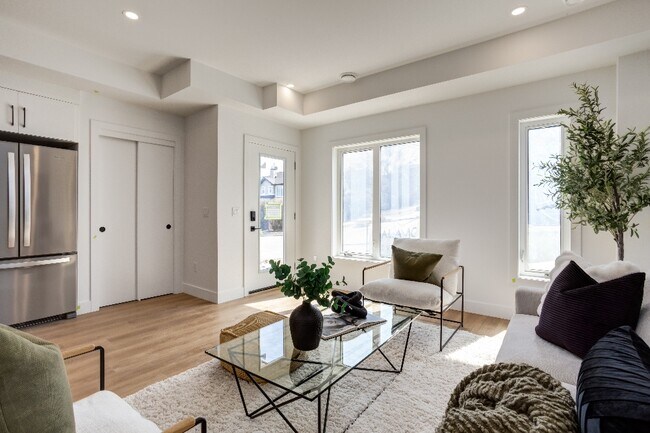 Photo du bâtiment - Modern 3-Bedroom Townhomes in Capitol Hill | $2,550/Month | Pet-Friendly
