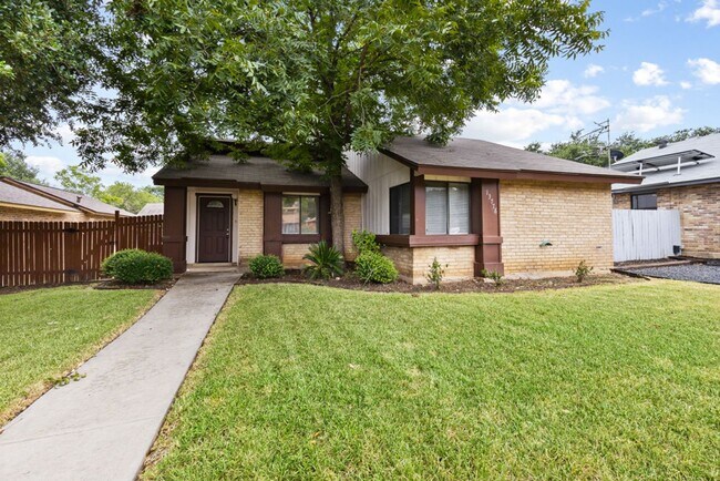 Building Photo - 2 Bedroom/2 Bath Castle Hills Subdivision