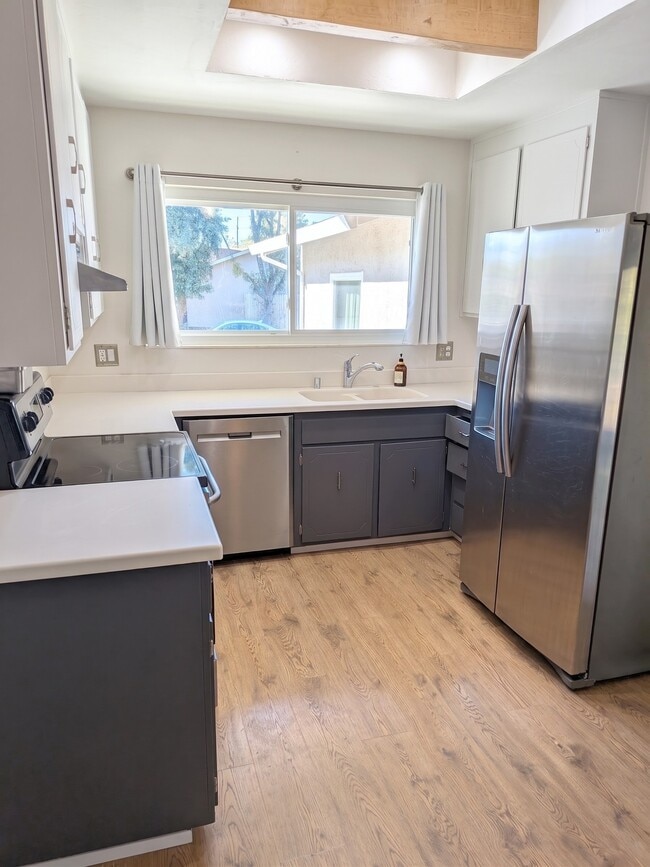 Cocina equipada con refrigerador, dispensador de agua y máquina de hielo. - 3006 Campbell Pl