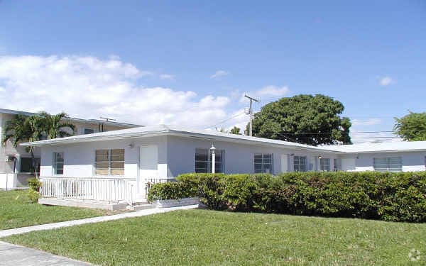 Building Photo - 2431 SW 27th St