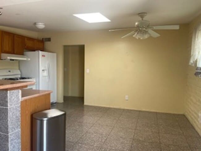 Building Photo - Beautiful spacious house in super location...