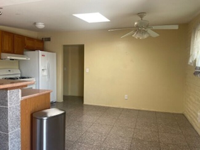 Foto del edificio - Beautiful spacious house in super location within walking distance and right across from the Reid...