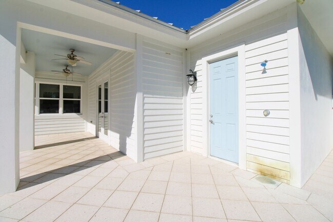 Foto del edificio - ***ANNUAL UNFURNISHED RENTAL***3 BEDS/2 BATHS**PRIVATE BACKYARD ON 4.65 ACRES***