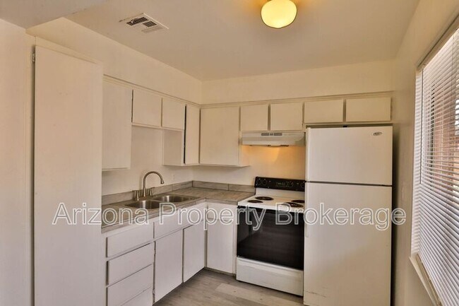 Building Photo - 1702 W Vogel Ave