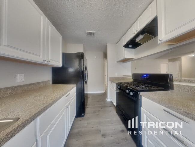 Building Photo - 4700 Greenwood Dr
