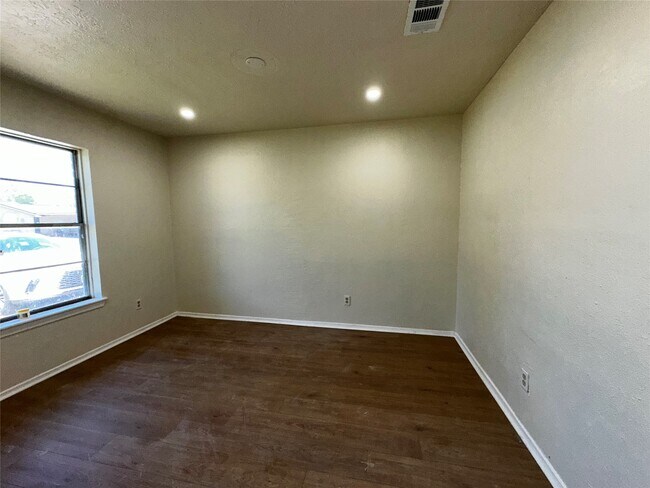 Foto del edificio - 12815 Segrest Dr