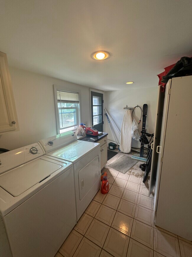 Building Photo - 205 Elm St