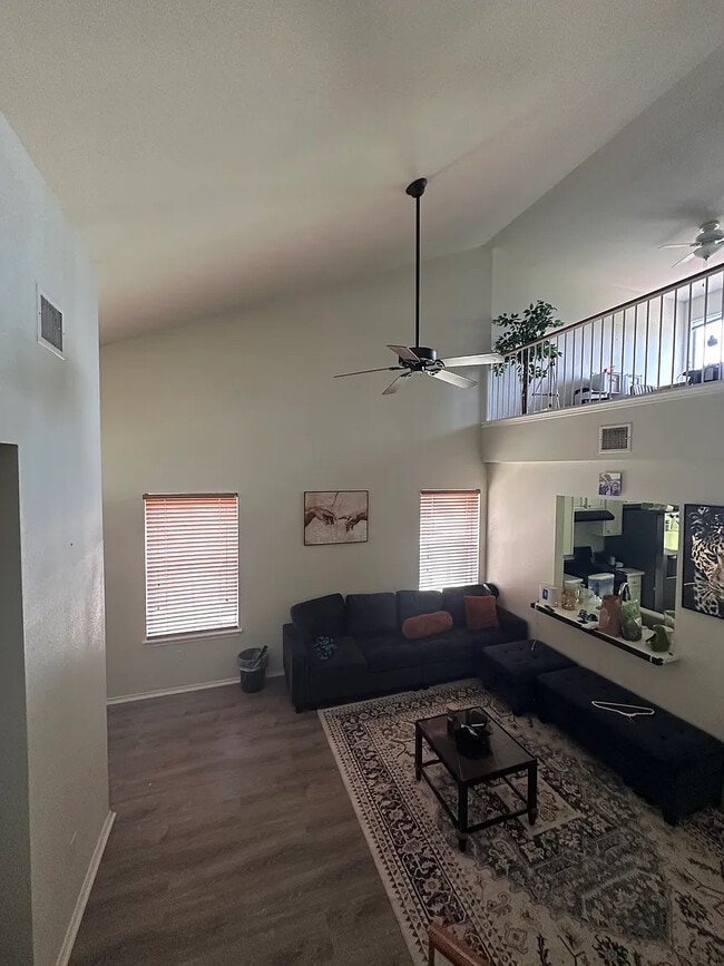 Building Photo - Room in House on Socorro Bend