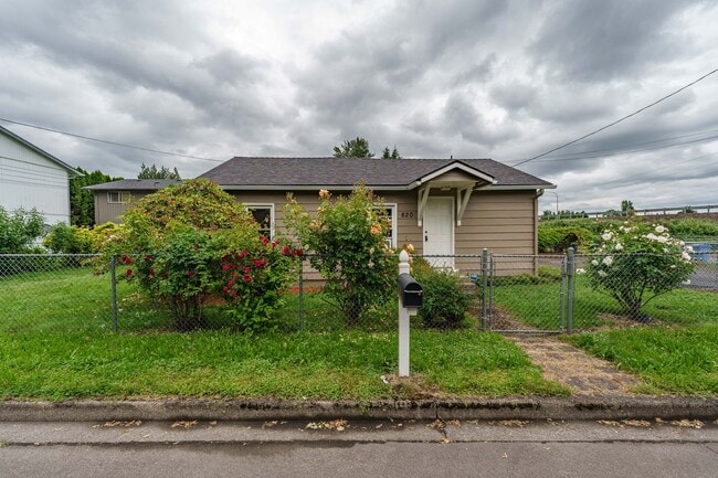 Building Photo - 2 Bedroom 1 Bath SIngle Family Home With L...