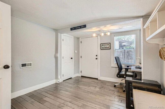 Foto del edificio - Welcome to the heart of Edgewater!