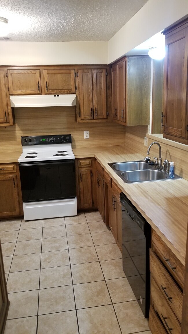 Kitchen - 506 Cedar Elm Ln