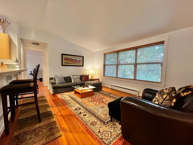 Building Photo - 1574 Park View Dr NE