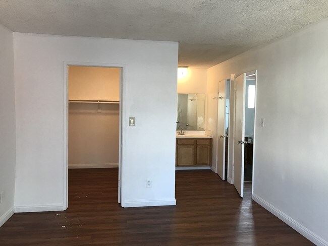 Foto del edificio - 7648 Comstock Ave