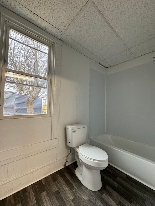 Foto del edificio - 2 bedroom 1 bath upstairs apartment all ut...