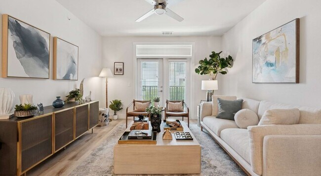 Foto del edificio - 10801 Wayne Riddell Loop
