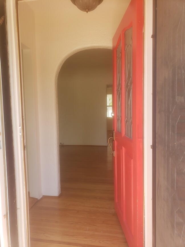 Welcome to the front door entry - 11511 Kittridge St