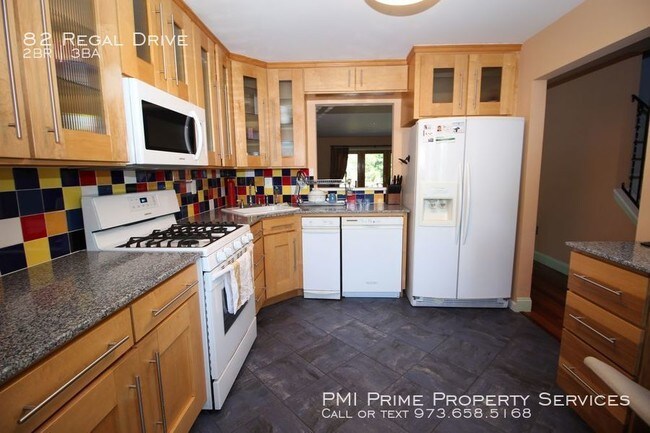 Building Photo - Beautiful 2 BR Townhome in Monmouth Junction