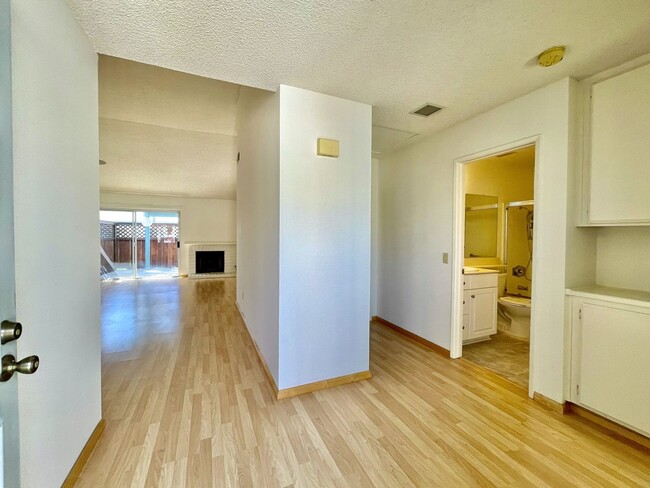 Building Photo - Single Story Townhome in Escondido!