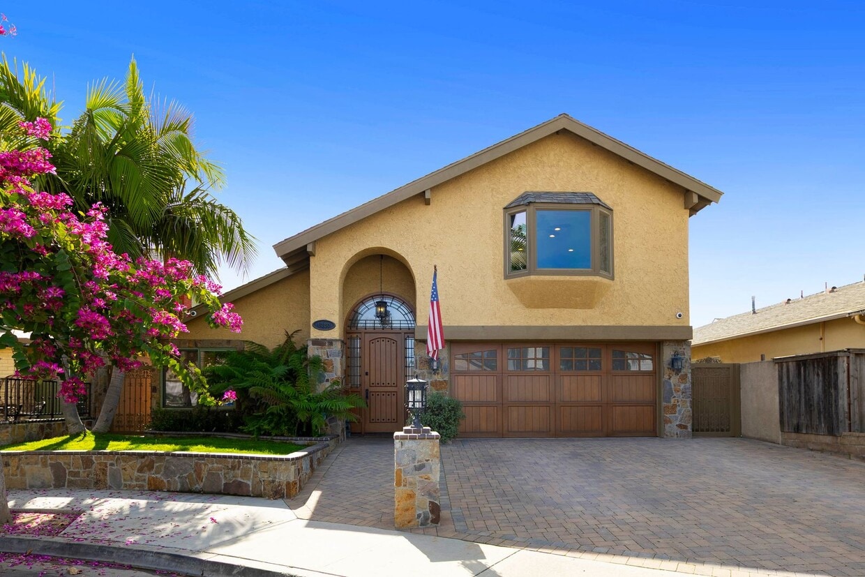 Beautifully maintained Tuscan-style custom home - Beautifully maintained Tuscan-style custom home