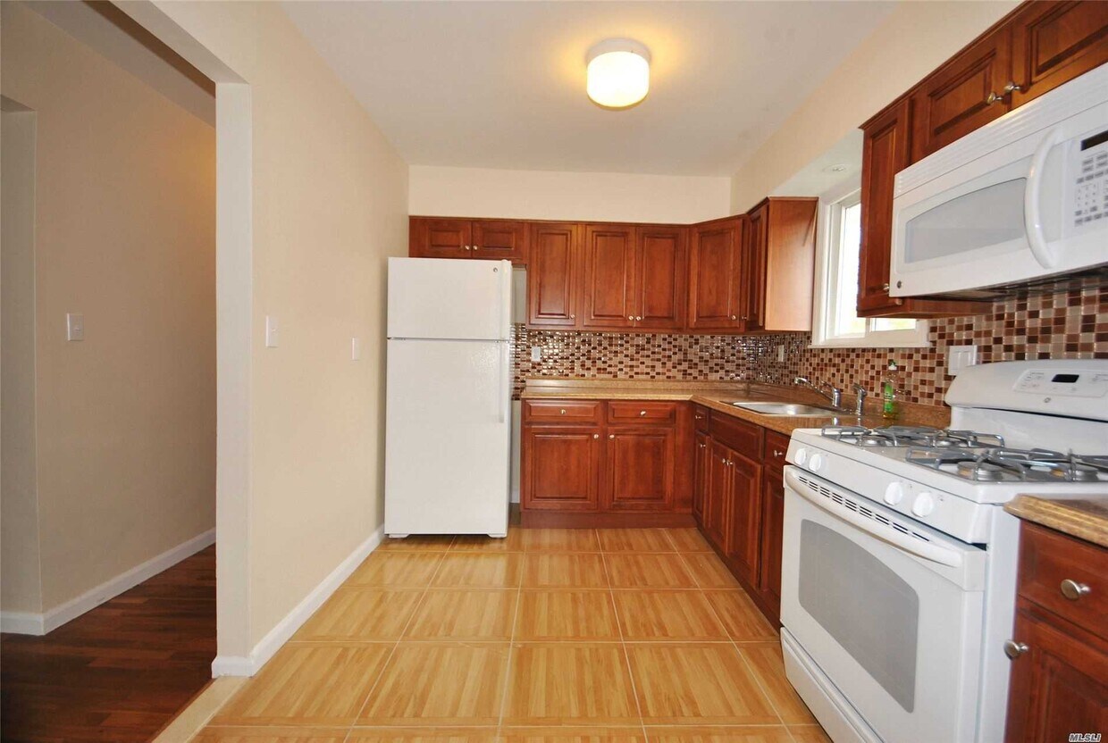 86 Firwood Rd Unit 2nd Fl, Port Washington, NY 11050 Apartment for
