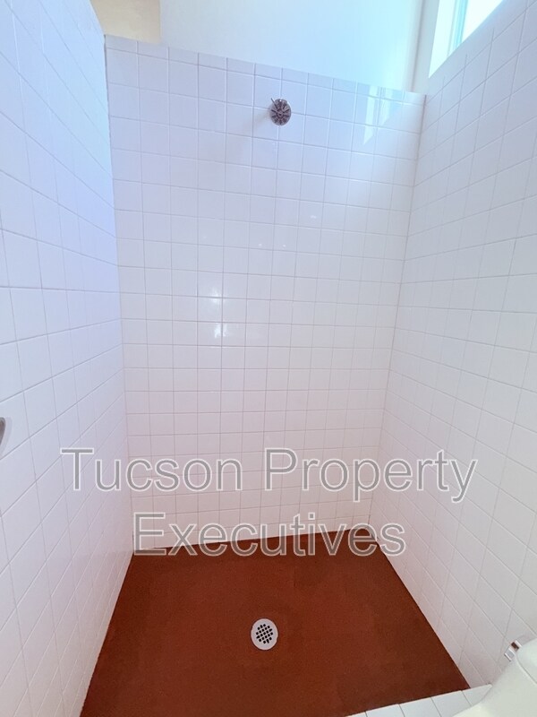 Building Photo - 443 E Delano St