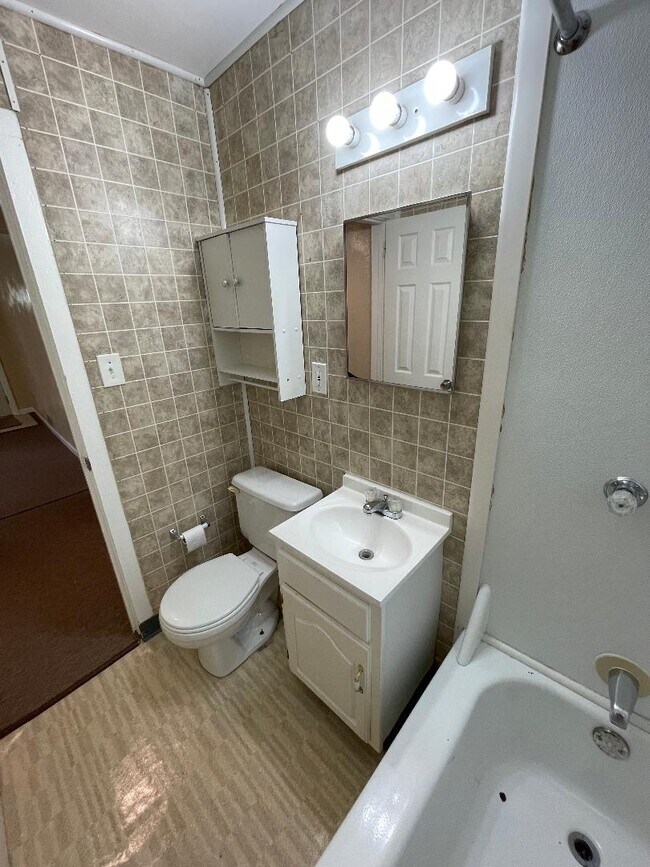 Foto del edificio - 329 Hemlock Dr