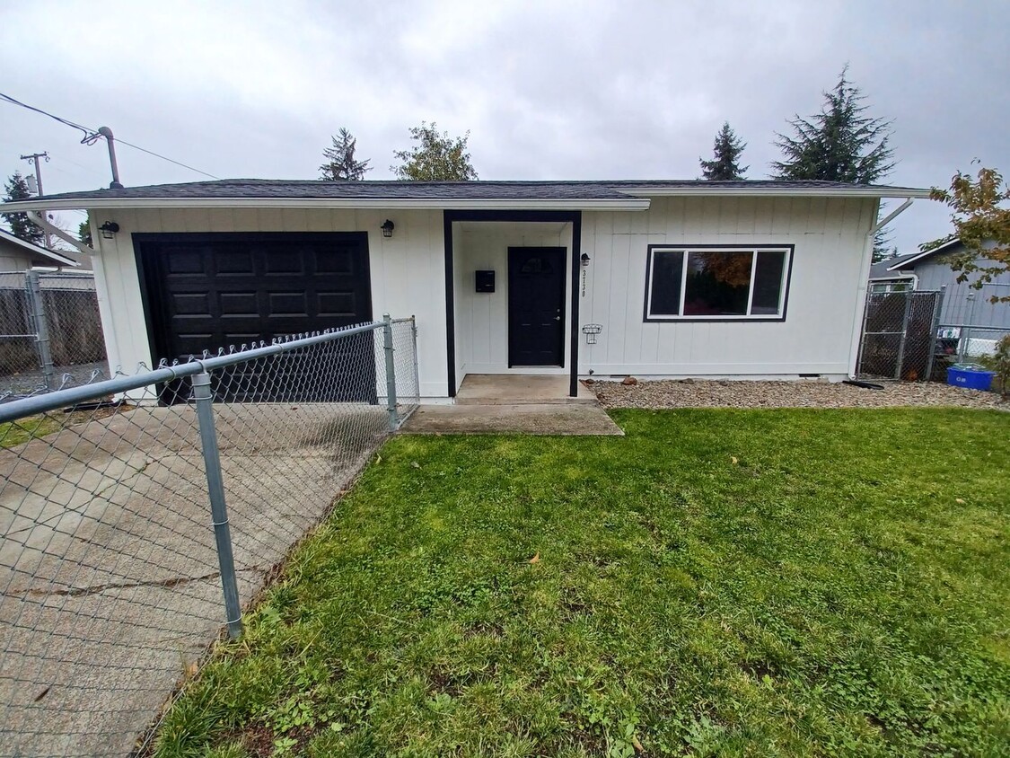 Primary Photo - Newly remodeled 3 bed/1 bath home with fen...