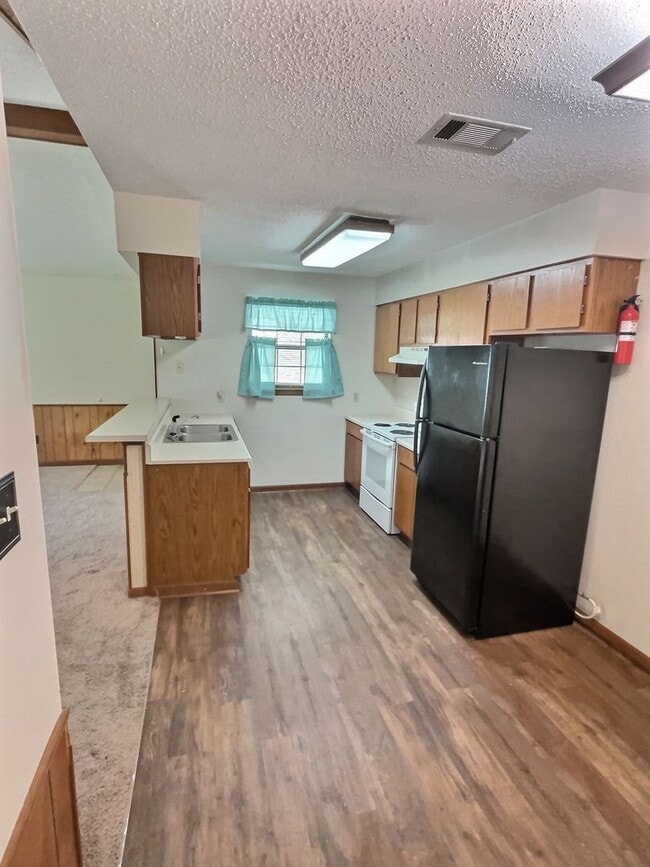 Building Photo - 1109 Hickory Dr