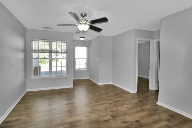 Building Photo - Light and bright 3 bedroom 2 bath townhome...